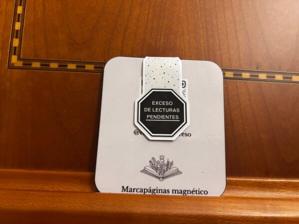 Marcapáginas Magnético Exceso de lecturas pendientes.