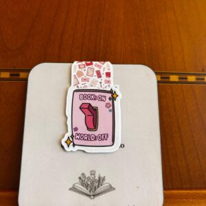 WhatsApp Image 2026-02-16 at 15.49.23 (1) Marcapáginas magnético Book: on. World Off.